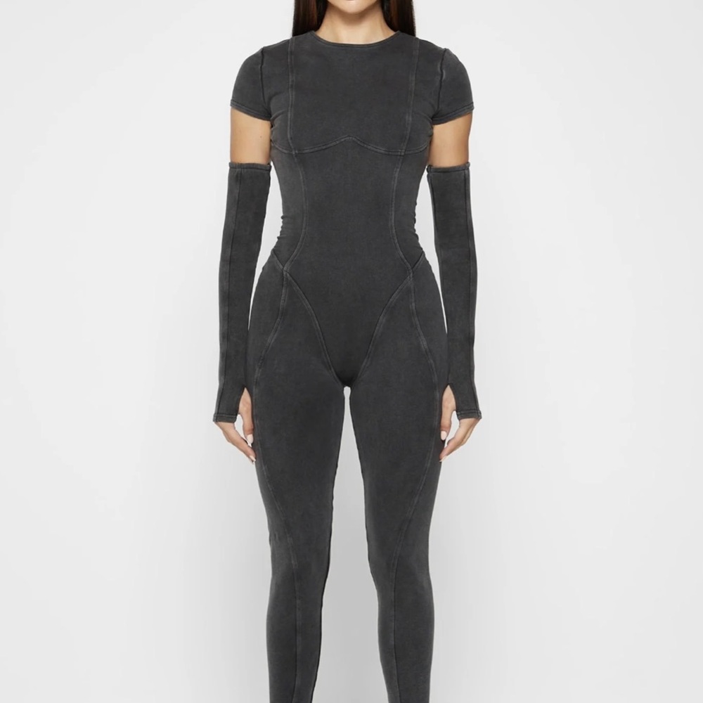 Maniere De Voir CAP SLEEVE CONTOUR JUMPSUIT - WASHED GREY
